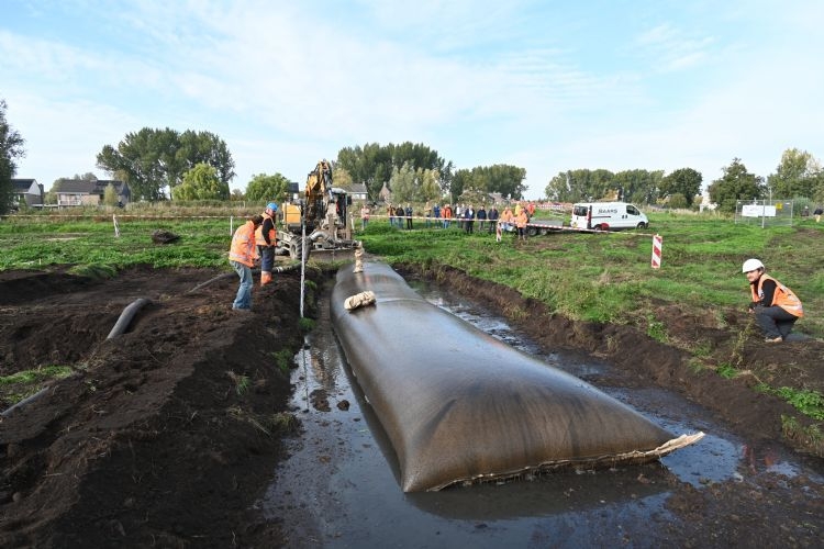 Het afgelopen jaar deed Rotterdam een experiment om baggeren met bioafbreekbare tubes te testen Het afgelopen jaar deed Rotterdam een experiment om baggeren met bioafbreekbare tubes te testen