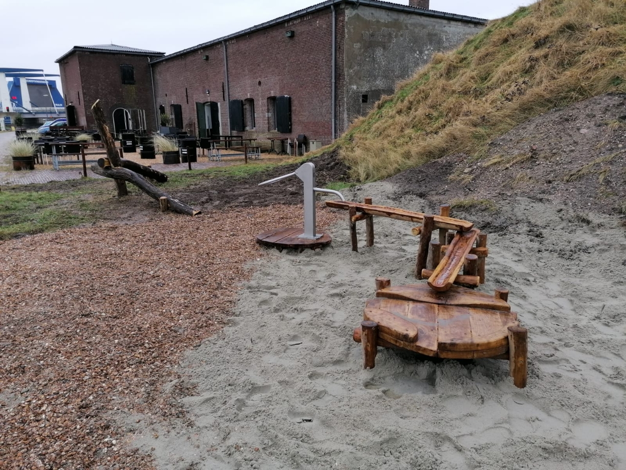 Het Urban Rainshell systeem bergt en zuivert regenwater met natuurlijke, circulaire en hernieuwbare materialen Het Urban Rainshell systeem bergt en zuivert regenwater met natuurlijke, circulaire en hernieuwbare materialen