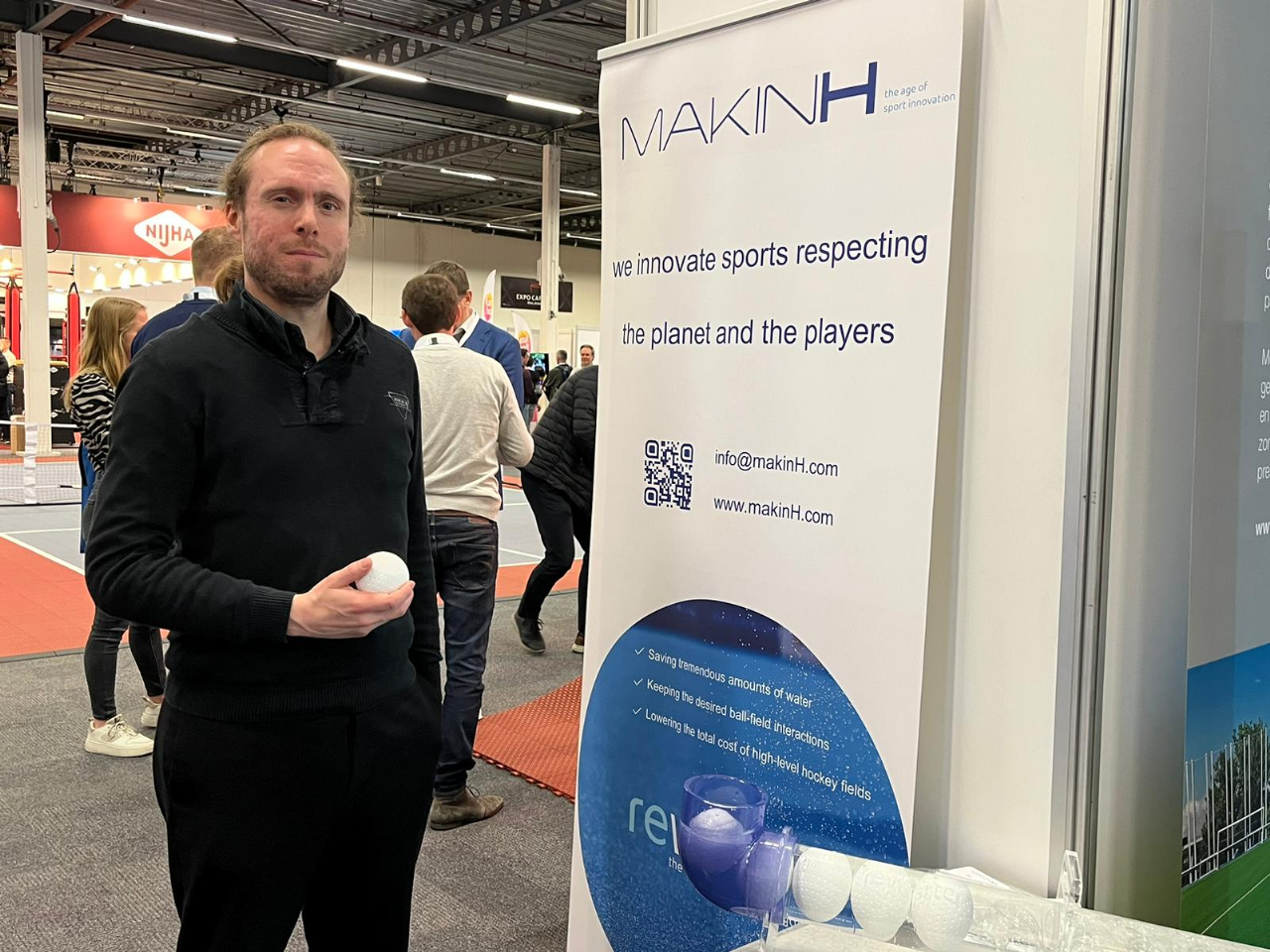 Dagmar D’Hooge van MakinH presenteert een innovatie op de beurs; een natte hockeybal zodat het veld droog kan blijven. Dagmar D’Hooge van MakinH presenteert een innovatie op de beurs; een natte hockeybal zodat het veld droog kan blijven.