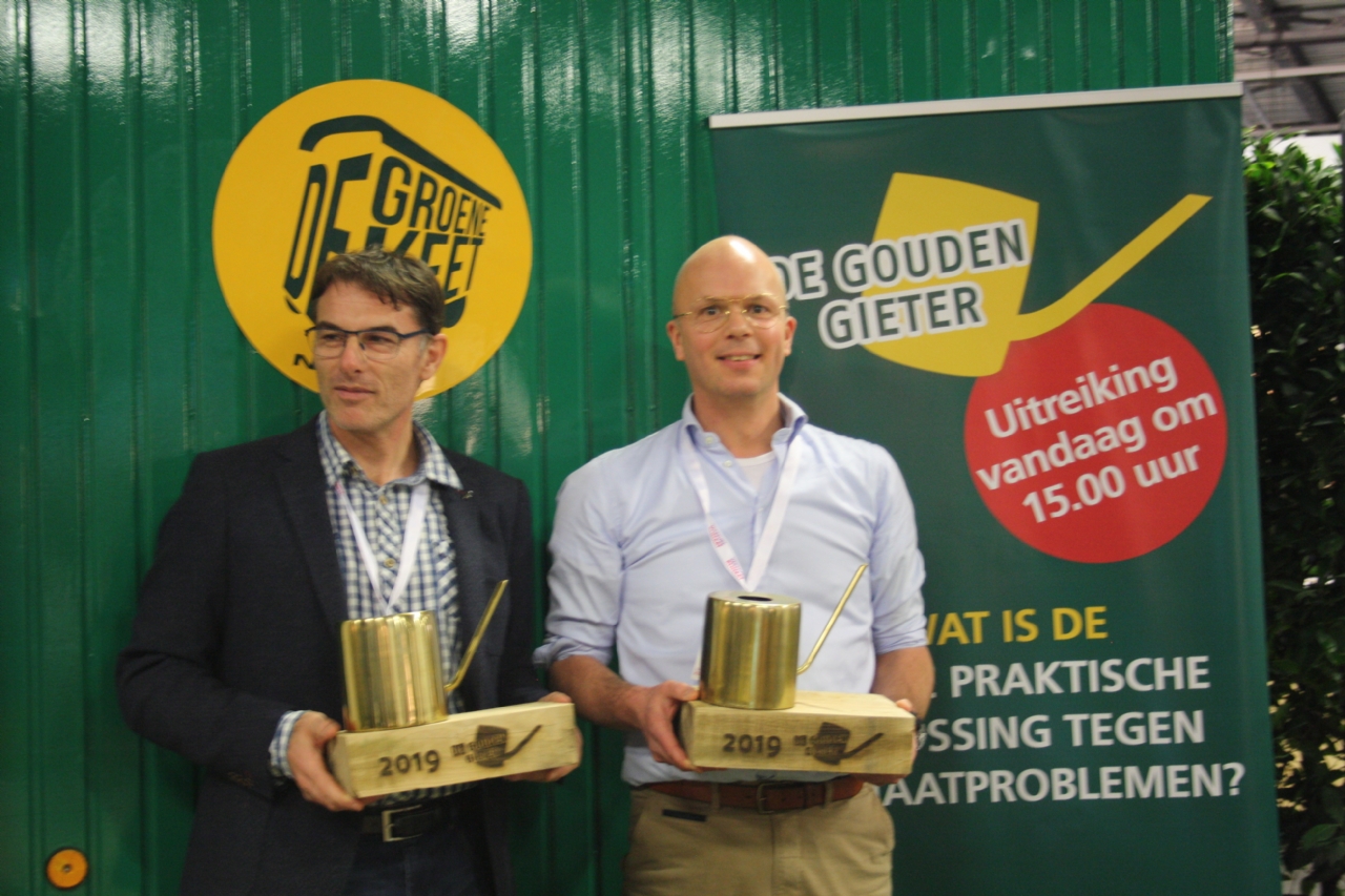 De winnaars van de Gouden Gieter 2019 Dionysios Sofronas van Drijvend terras (links) en René Voogt van ConnectedGreen (rechts)